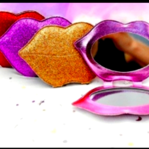 Beautiful  Lip Shaped  Glitter Compact Mirror! Brand New! - Picture 3 of 9
